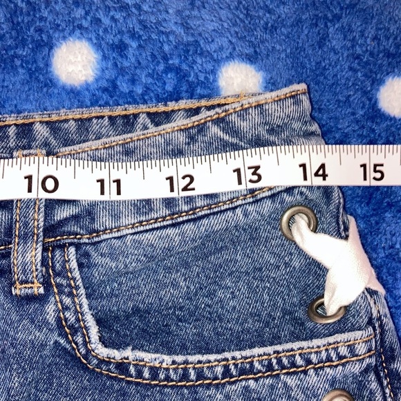 Denim shorts with lace up side detail - Divided by H&M - size 6 - Picture 4 of 6